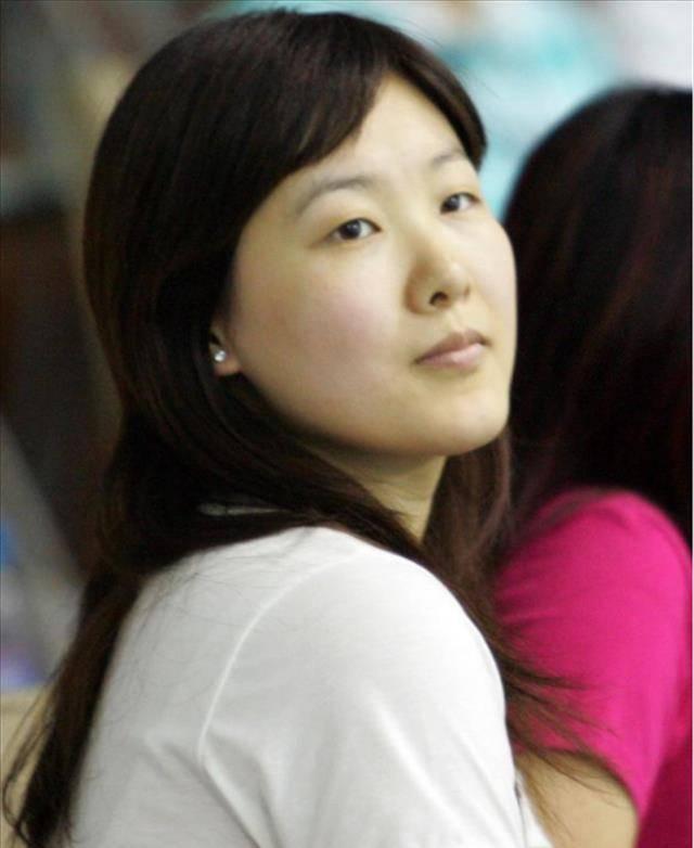 恩爱23年抵不过残酷现实，73岁梁锦松衰老憔悴，47岁伏明霞仍貌美