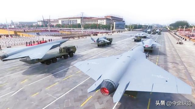 美国新型无人机登场，隐身与AI操控，未来战争进入"人机协作"时代