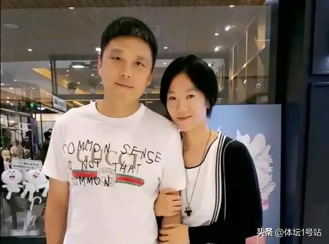 44岁牛剑锋近况：嫁给梁靖崑恩师，如今甘愿做煮妇，逆龄变美