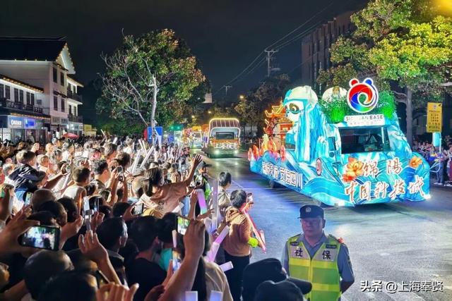 雨水难挡群众热情！第36届上海旅游节奉贤花车巡展火热开巡