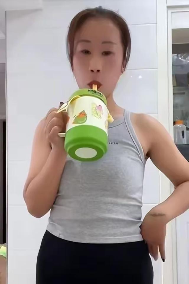 装疯卖傻，丑态百出，目不识丁，到底是谁捧红了这些跳梁小丑？