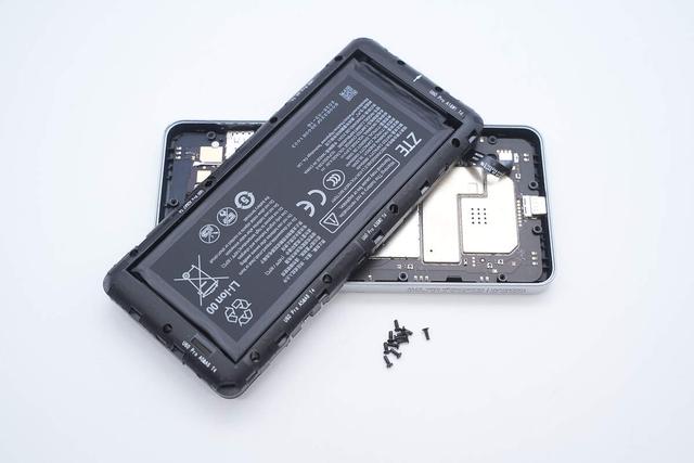 高达1999元售价是怎样的用料做过水准？中兴U60 Pro 5G随身WiFi拆解