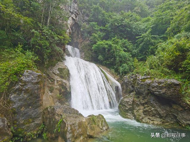 旧时古道，如今人迹罕至；峡谷中间，有一个美丽野瀑布