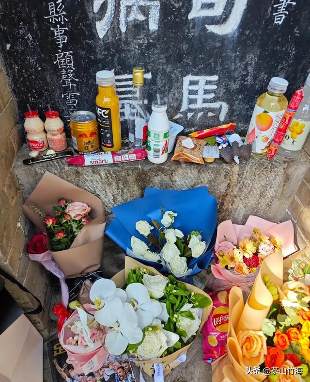 笑死了！网友旅游战报：曹操坟头放布洛芬，张居正墓前放痔疮膏！