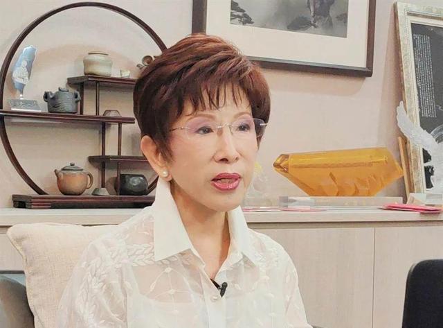 洪秀柱已抵达北京，无惧任何威胁，出席93阅兵，蓝营表态令人心寒