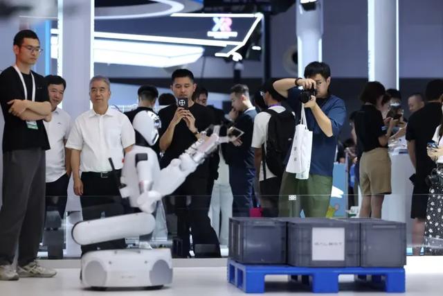 2025 WAIC 银河通用机器人多场景技能集中亮相