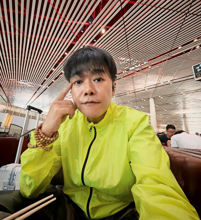 荣耀Magic V Flip2开箱：相比上一代，都升级了啥？