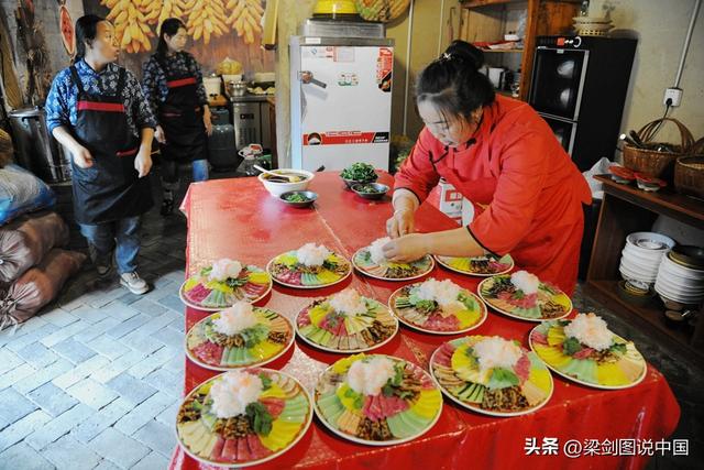 甘肃省陇南市宕昌县，哈达铺镇红军长征经过90周年纪念盛世。