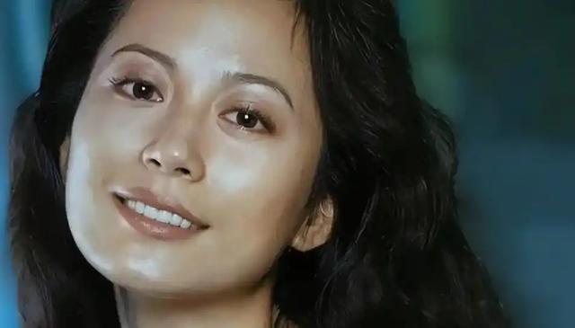 至今未婚未育，身边却有男人陪了近20年！54岁的她才是人间通透