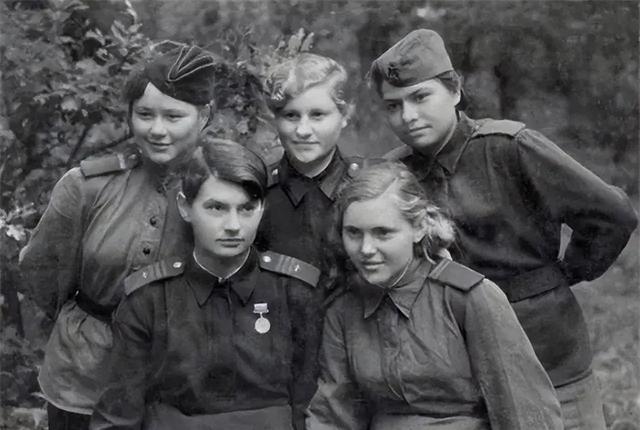 1942年,女兵们背走尸体,在地下室赤裸洗澡,她们只有一个信念