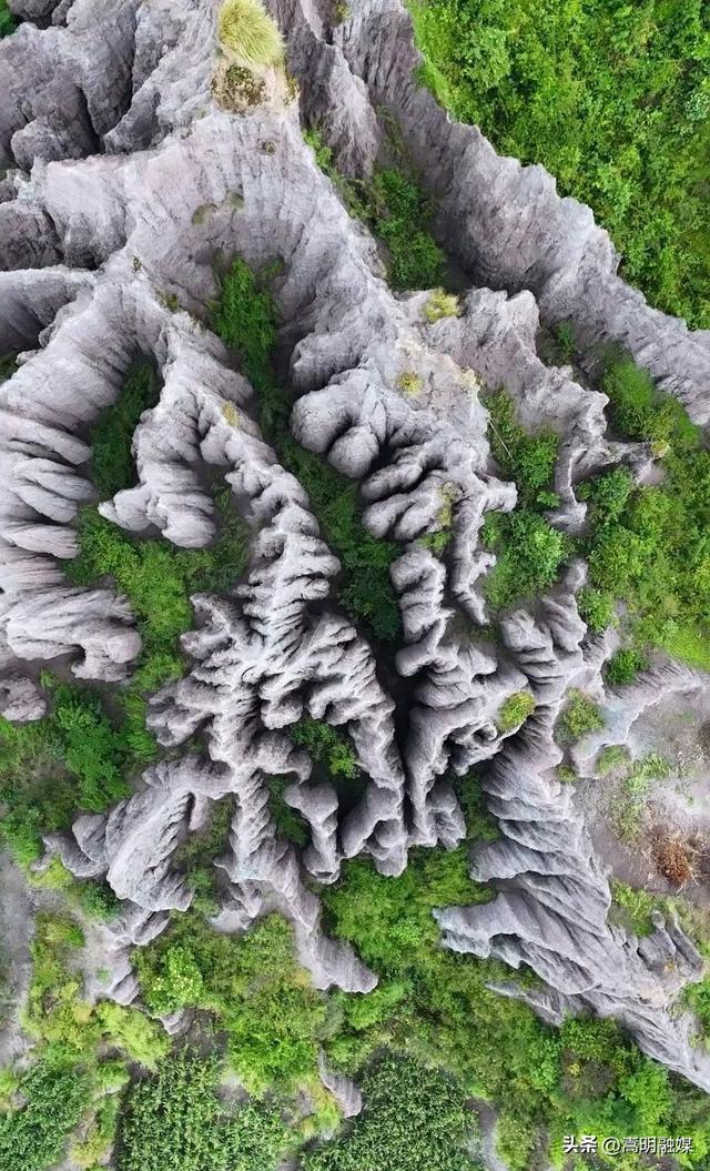 嵩明朋友圈丨牛栏江“七彩土林” 藏在山水间的秘境