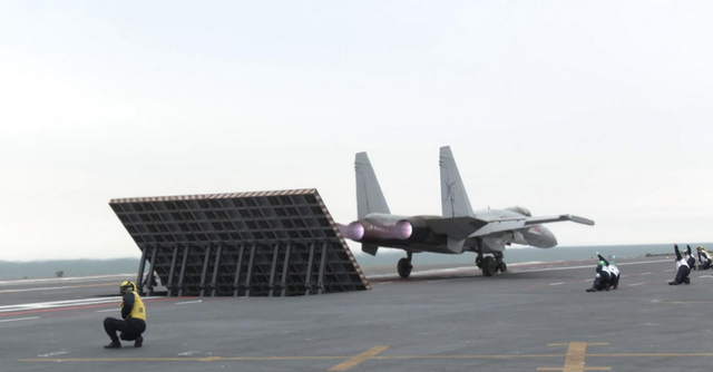 福建舰甲板亮出6款舰载机，硬刚美军核航母，解放军的底气十足
