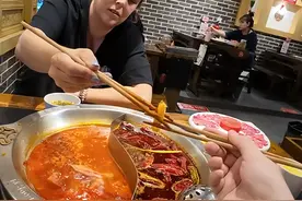 外国夫妻挑战成都火锅，一小口就称被辣的屁股开花，评论区笑拥了图片