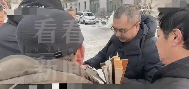 聂卫平葬礼红衣女子被全网指责？背后内情揭开	，我看哭了