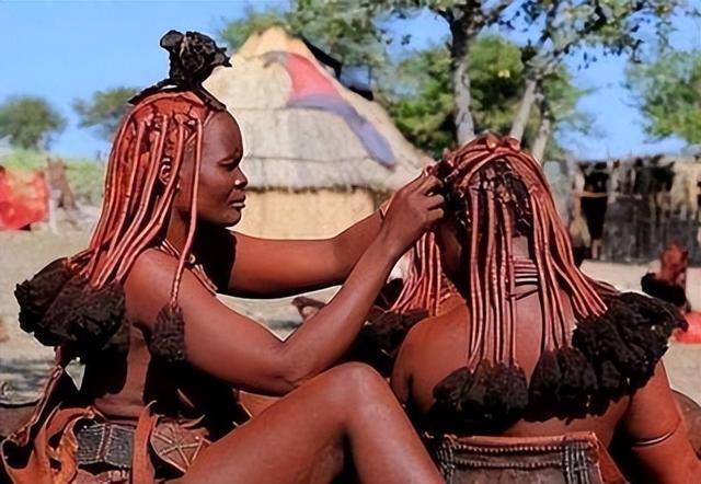 非洲纳米比亚“红泥人”：女人一生都不洗澡，多数男孩活不到15岁
