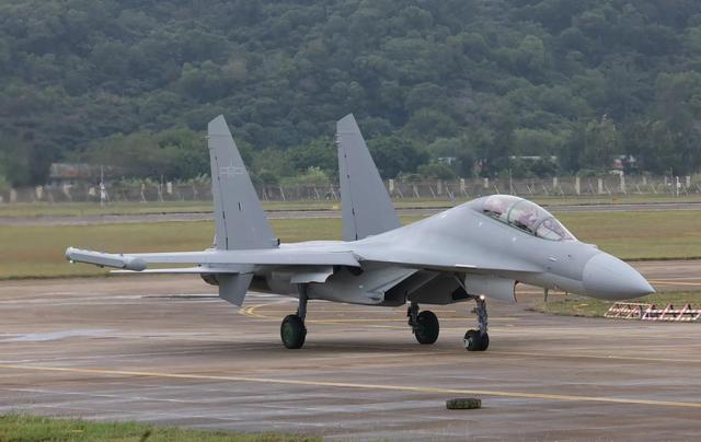 歼‑16D如何为隐身战机“开路”