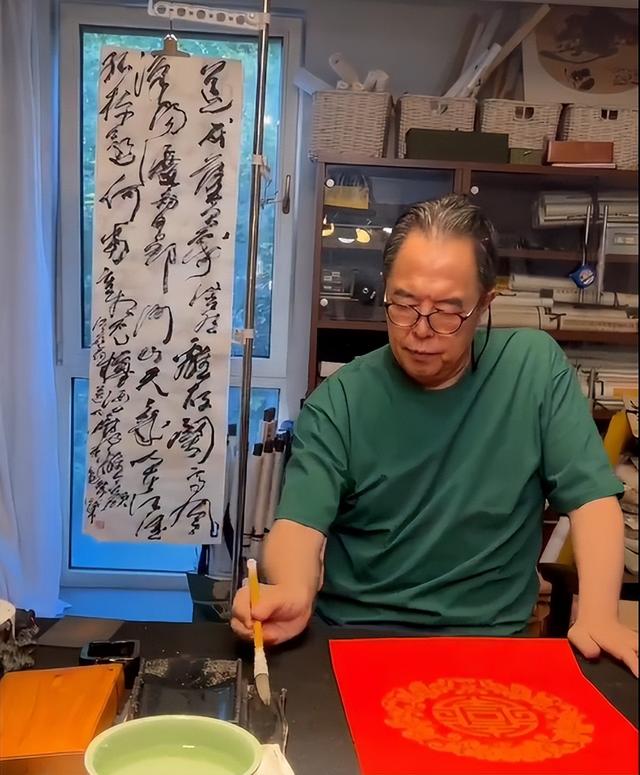 天道好轮回！68岁瘫坐在轮椅上的张铁林，已然活成了“笑话”