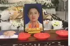 李晟医生的告别令人心碎、悲痛。图片
