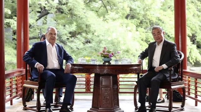 王毅会见俄外长两人都没打领带