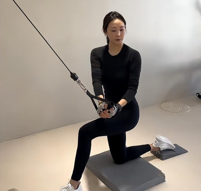 李纯婚后放纵开始还债了，健身累到大腿颤抖，带上北京爷们一起练