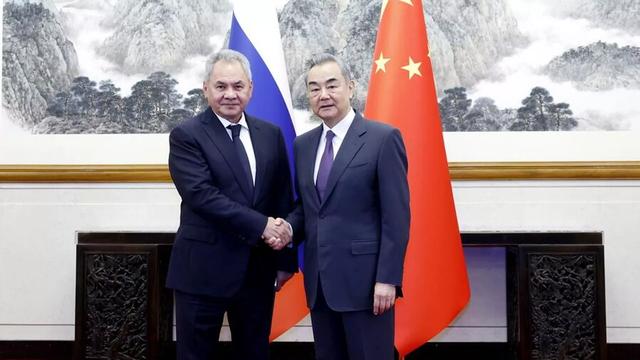 特朗普没有想到，日本部署中程导弹后，中俄对日本“杀鸡儆猴”？