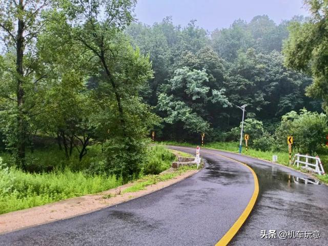文字版【润在北京】山水林弯小山谷，溪水潺潺麻松路