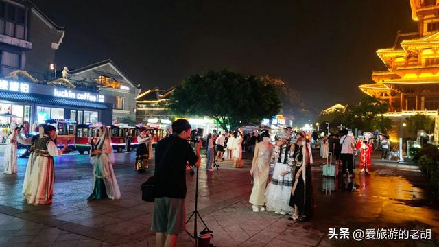 2013年建成的广西古镇，占地40万平方米，白天空荡荡夜晚十分热闹