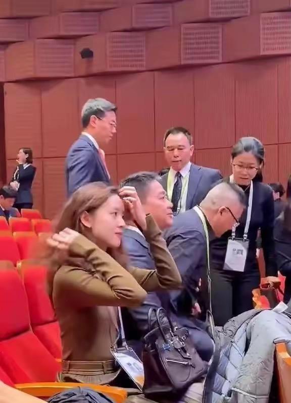 刘强东带章泽天见特朗普，谁料56万爱马仕包成功抢镜，她笑容更甜