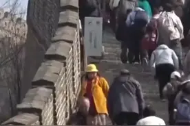 这可开不得玩笑！日本男女长城上做不雅行为被拘 当事人：只是个玩笑 律师：站在中国的土地 要遵守中国的法律图片