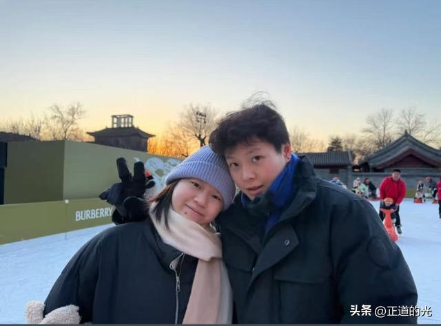 全红婵晒自拍 五官长开了 看着更文静了 和好友在一起好放松好开心