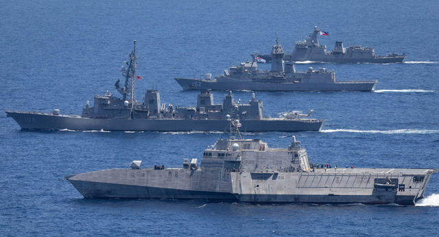 南海生变，3国派兵堵门，解放军轰炸机编队出动，第一个收拾菲方