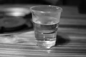 调查发现：总喜欢半夜喝杯水的人，不用多久，身体会有5个变化！图片