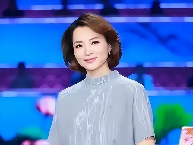 央视一姐，十年春晚主持，一张执行令，扯下52岁董卿消失的遮羞布