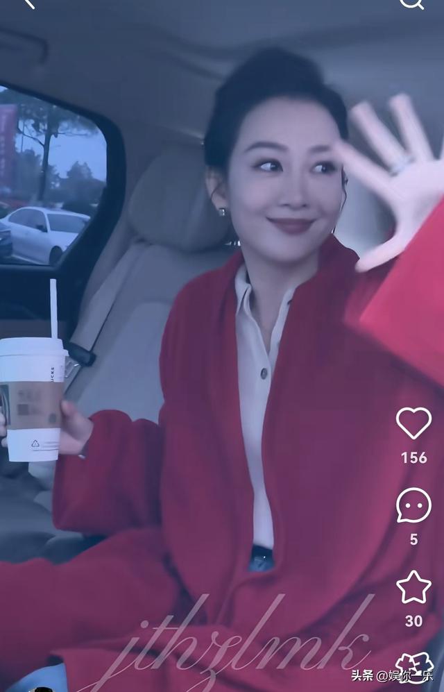 王鸥晒美照，坐实已嫁何九华！两手托着苹果，婚戒戴在中指超晃眼