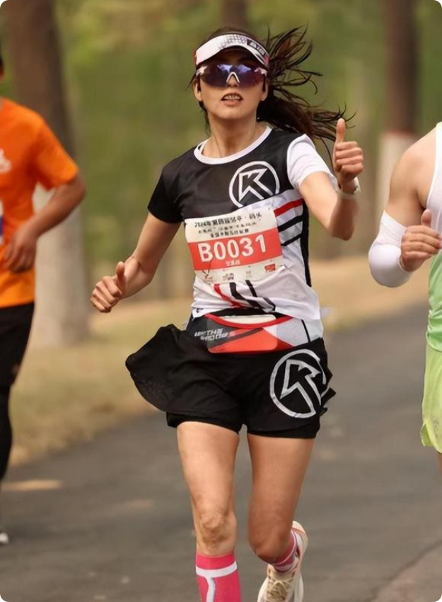 山东跑友张素梅车祸去世，月跑量300多公里，开奔驰，颜值身材好