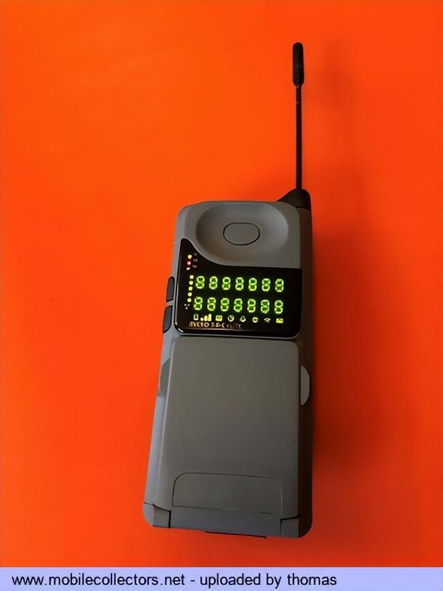 通信历史连载788-世界第一部下翻盖手机-摩托罗拉MicroTAC-1989年