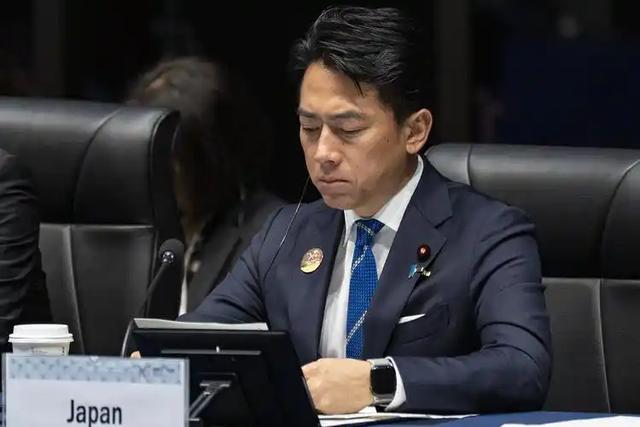 中日是战是和？敌国条款已定，王毅送东京一句话	，小泉亮最新立场