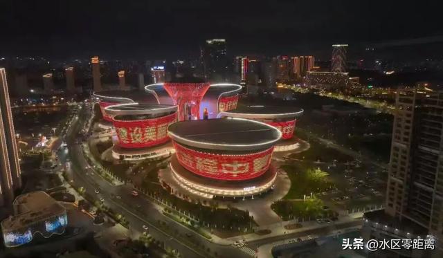 乌鲁木齐市水磨沟区——快来打卡！水磨沟街头“庆生花景”已上线，一起邂逅秋日里的缤纷与生机