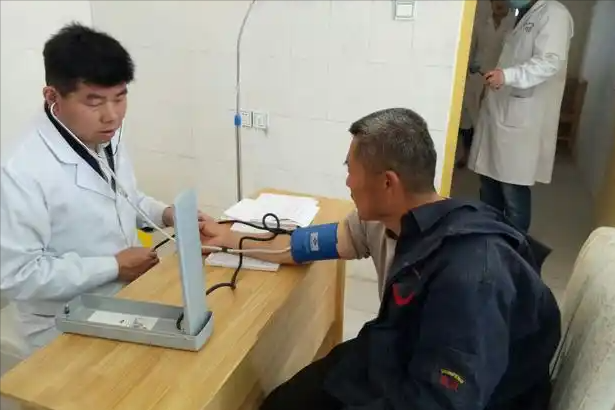 高血压一滴酒都不能沾？医生怒斥：血压高还喝酒，或引起4并发症