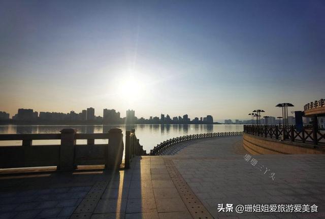 清远城市会客厅，在母亲河北江河畔，有城市地标雕塑：丹凤朝阳