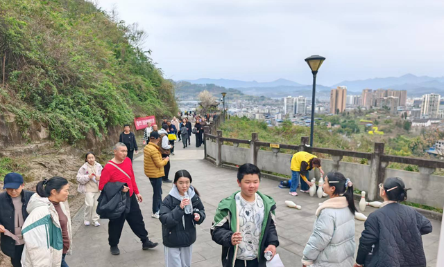 开江县 2026 年元九登高趣味游园活动在牛山寺森林公园热闹举行