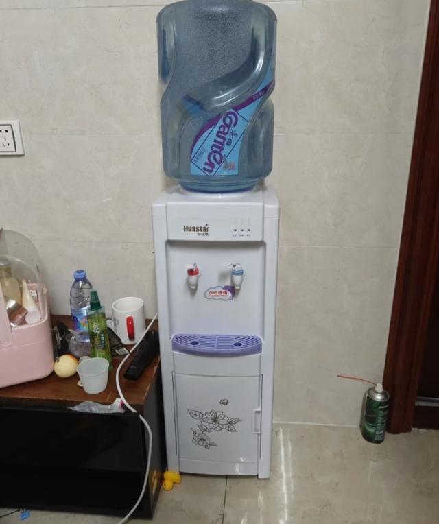 放桶装水的“饮水机”，为什么很少见了？网友：沦为时代的眼泪