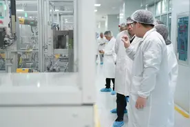 一条产线只有一个工人，小巨人企业给新能源车装“大脑”图片