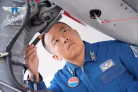 机翼下的荣光 机务“大拿”这样炼成图片