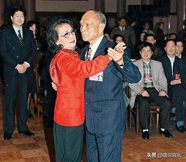 霍英东家规森严：二房三房太太貌美得宠，都生了儿子却从不争家产
