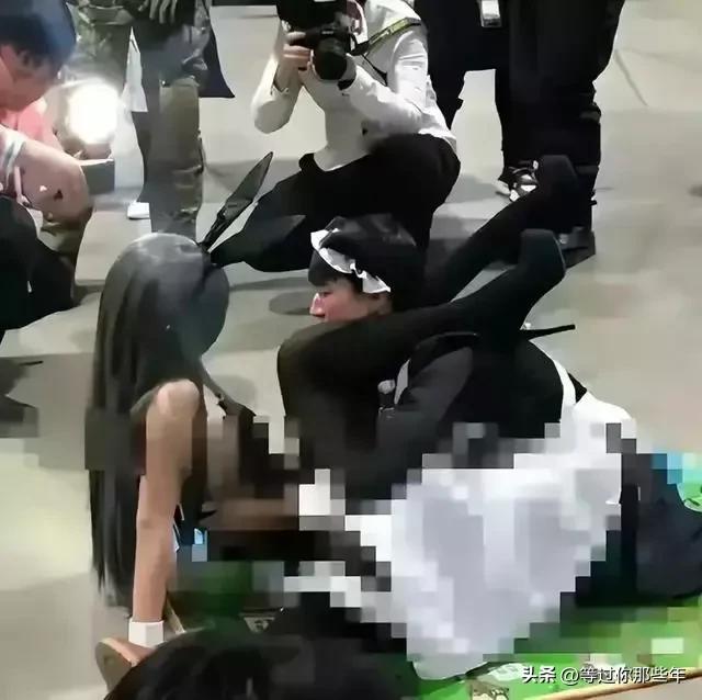 “不穿内裤”无下限，“搔首弄姿”辣眼真空漫展的道德背后