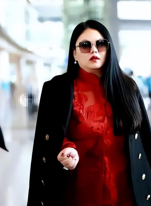 被禁止关注不到24小时，李湘被扒底朝天，高调炫富仅是冰山一角