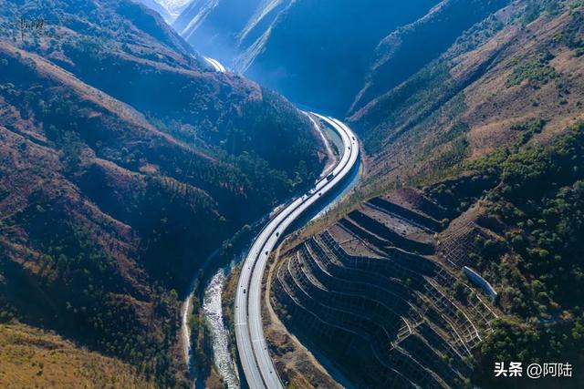 大理洱源县境内的G214国道擅长蛇形走位,堪称经典的天险路段