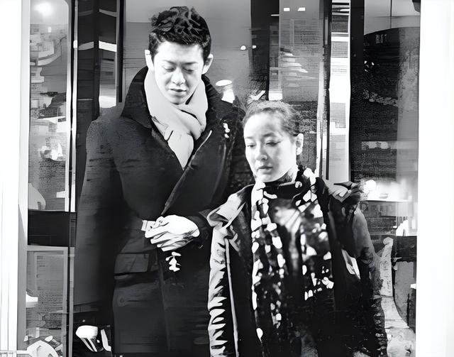 她是国家一级女演员，多次给坐轮椅丈夫戴绿帽，如今儿子也是演员