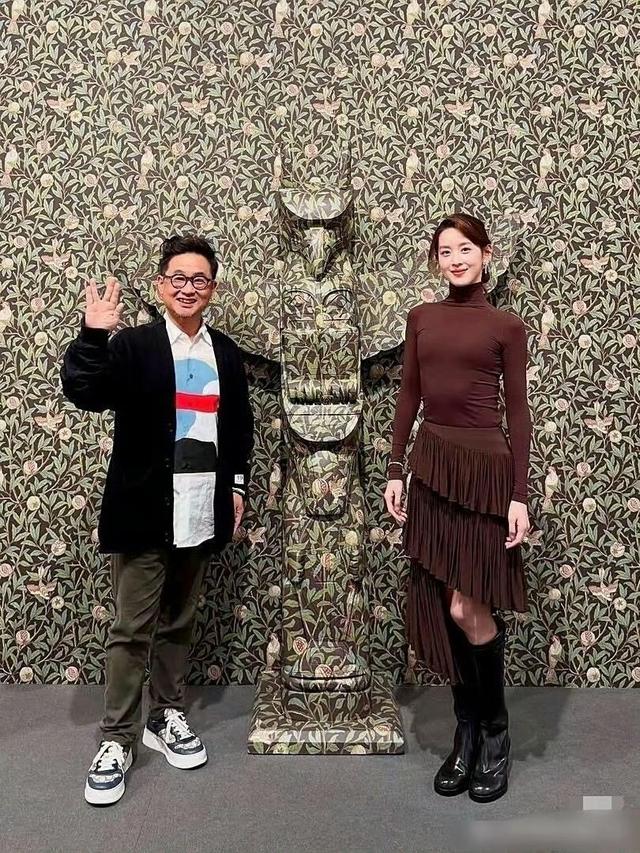 32岁章泽天伦敦看展，胃部凸起，衣服满是褶皱，牙齿影响美感